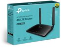 TP-Link Archer MR400 4G LTE Router, zwart, met twee antennes. Doos met specificaties en logo's.
