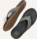 Zwarte Reef slippers met olijfgroene bandjes en een bruine zool. De bandjes hebben stiksels.