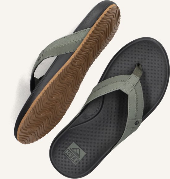 Zwarte Reef slippers met olijfgroene bandjes en een bruine zool. De bandjes hebben stiksels.