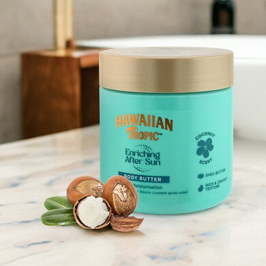 Turquoise potje body butter op een marmeren ondergrond, met cacaobonen en bladeren ernaast.