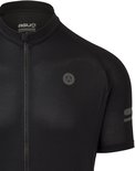 Zwart fietsjack met korte mouwen, mesh stof, logo op borst en reflecterende strepen op mouw.