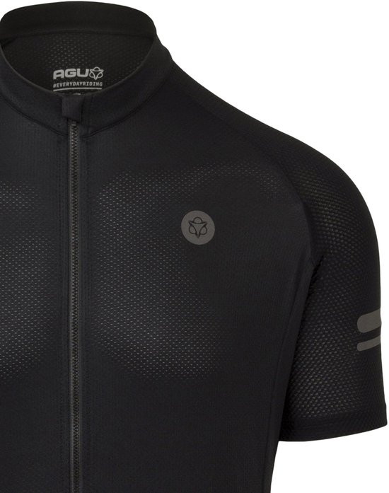 Zwart fietsjack met korte mouwen, mesh stof, logo op borst en reflecterende strepen op mouw.