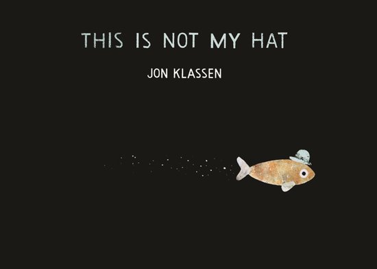 Boekillustratie van een vis met een kleine blauwe hoed, zwemmend met bubbels achter zich. Tekst: THIS IS NOT MY HAT JON KLASSEN.
