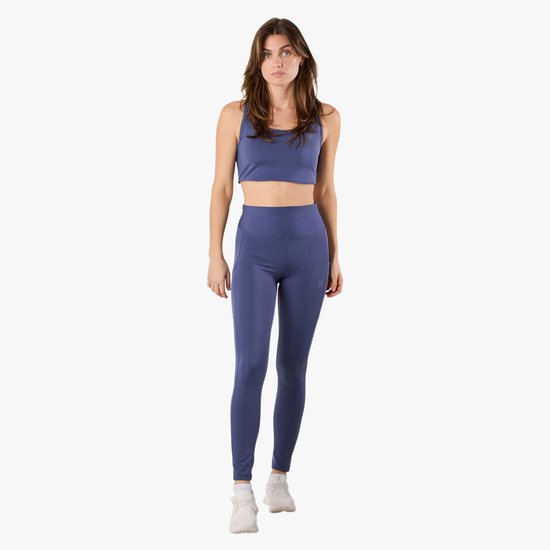 Model met een paarse sportbeha en bijpassende paarse legging.