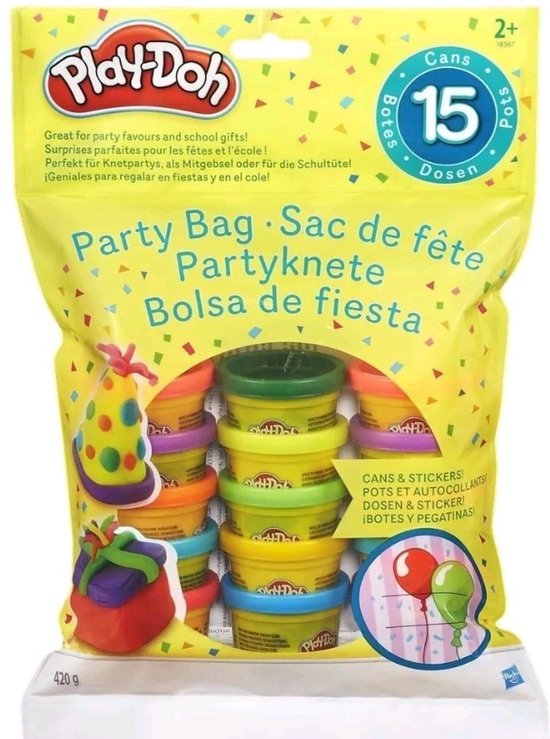 Gele Play-Doh verpakking met 'Party Bag' opdruk, toont 15 potjes klei en feestelijke stickers. Met afbeeldingen van een feestmuts en cadeaus.