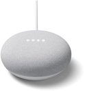 Lichtgrijze Google Nest Mini met drie witte LED-lampjes, hangend aan een wit koord.