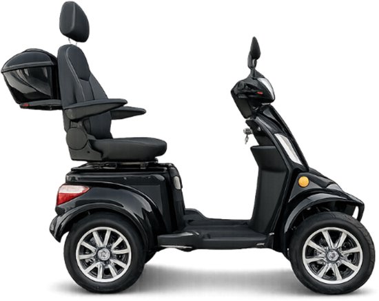 Zwarte vierwiel scootmobiel met verstelbare stoel, hoofdsteun en achteropbergkoffer.