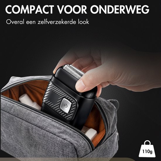 Hand pakt zwarte scheerapparaat uit een grijze toilettas. Tekst: "Compact voor onderweg. Overal een zelfverzekerde look."