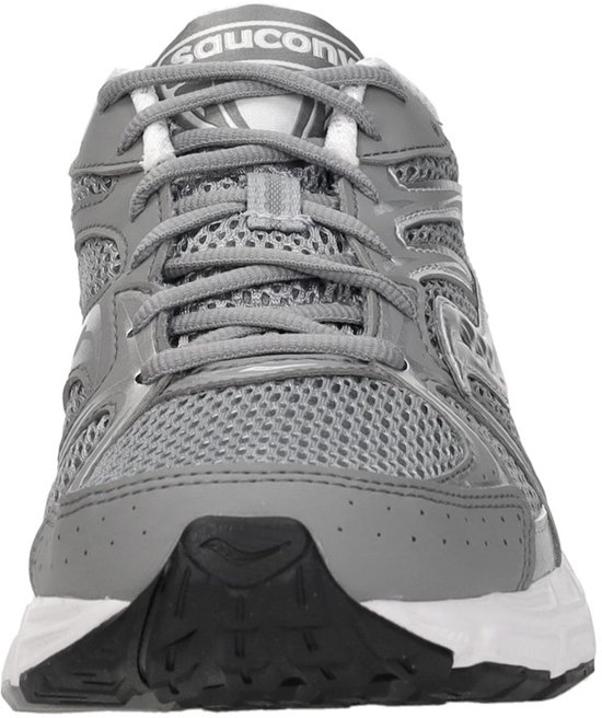 Voorkant van een grijze Saucony sportschoen met witte zolen en veters.