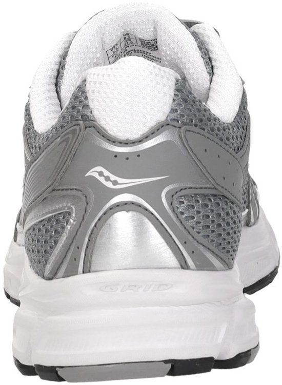 Achterkant van grijze Saucony sportschoen met witte voering en zilverkleurig detail.