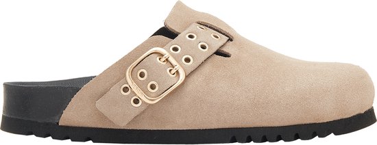 Beige suède klomp met verstelbare goudkleurige gesp en riempje met oogjes. Zwarte zool.