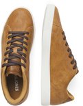 Bovenaanzicht van bruine Jack & Jones sneakers met witte zolen en donkerbruine veters.