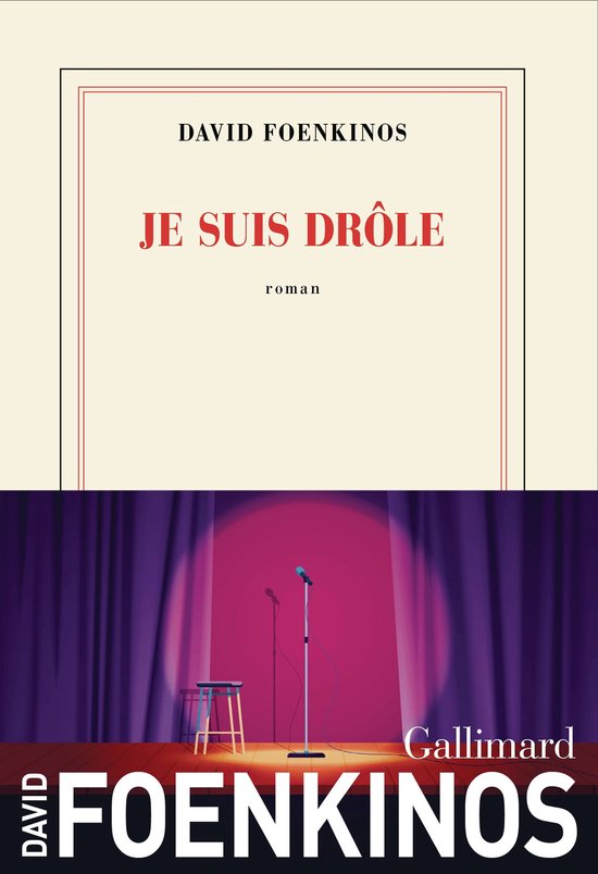 Livre 'Je suis drôle' de David Foeninos, avec scène, micro et rideaux violets.
