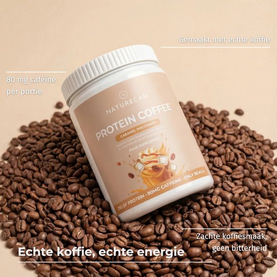 Pot Naturecan karamel macchiato proteïne koffie rustend op een bed van bruine koffiebonen. Tekst: 'Echte koffie, echte energie'.