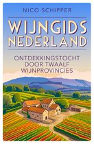 Boekomslag met de titel 'Wijngids Nederland Ontdekkingstocht door Twaalf Wijnprovincies' met een afbeelding van een wijngaard met gebouwen op de voorgrond en heuvels en windmolens op de achtergrond.