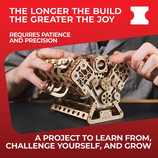 Gedetailleerd houten V8-motor model, waarbij de mechanica zichtbaar is. Twee handen houden het vast. Tekst: THE LONGER THE BUILD THE GREATER THE JOY.