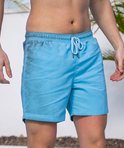 Lichtblauwe zwembroek met blauw trekkoord.