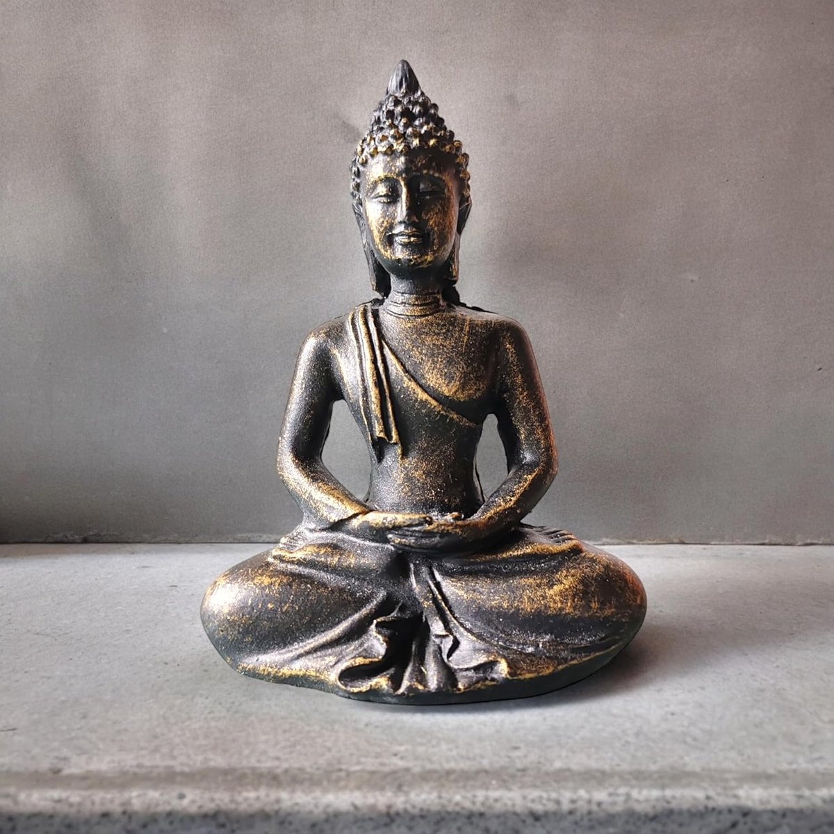 Rustgevend Boeddhabeeld voor Binnen - Antieke Bronskleurige Meditatiebeeld
