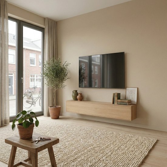 Gezellige woonkamer met beige muren, zwarte tv aan de muur, houten zweefkast en een grote, gevlochten vloerkleed.