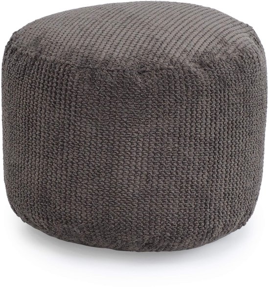 Donkergrijs, rond, gebreid poefje. Een zachte textuur met een corduroy-achtig patroon.