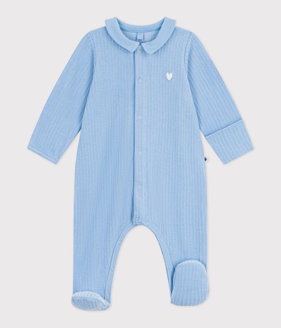 Combinaison pyjama bébé côtelée bleue à manches longues, col et petit coeur sur la poitrine.