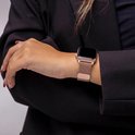 Damespols met rose gouden horloge met mesh bandje.