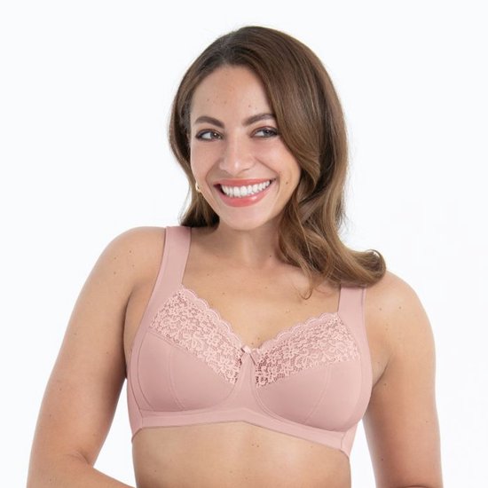 Model met een roze bh met kanten cupdetails en brede bandjes.