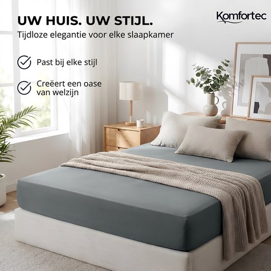 Een modern ingerichte slaapkamer met een grijs hoeslaken op een bed. "Uw huis. Uw stijl. Tijdloze elegantie voor elke slaapkamer."