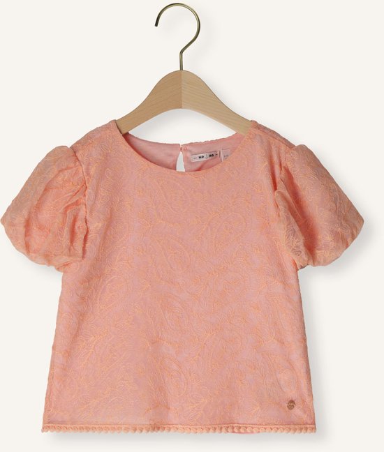 Voorkant van een perzikkleurige blouse met kanten textuur, korte pofmouwen en een decoratieve rand.