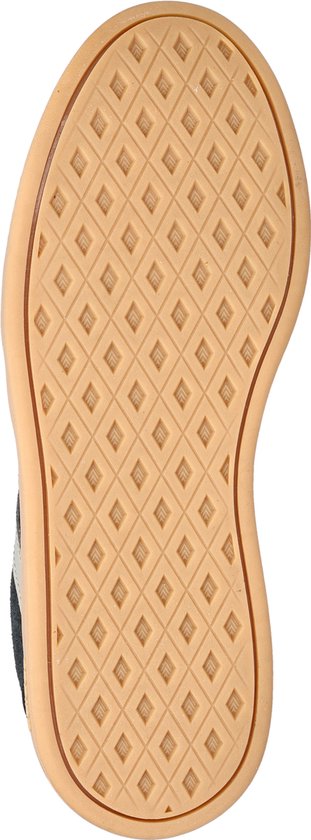 Onderkant van een zwarte Adidas sneaker met ruitpatroon op de gummi zool.