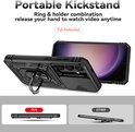 Coque de téléphone noire avec béquille dépliée et un téléphone dans une coque.