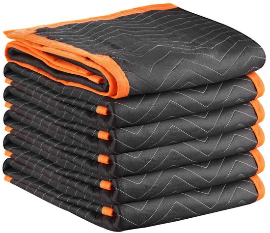Een stapel van zes zwarte verhuisdekens met oranje bies, gestreepte zigzag-vulling en een opgevouwen hoek.