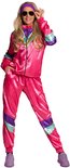 Vrouw in roze trainingspak, jaren 80 stijl, met paarse hoofdband en gouden ketting.
