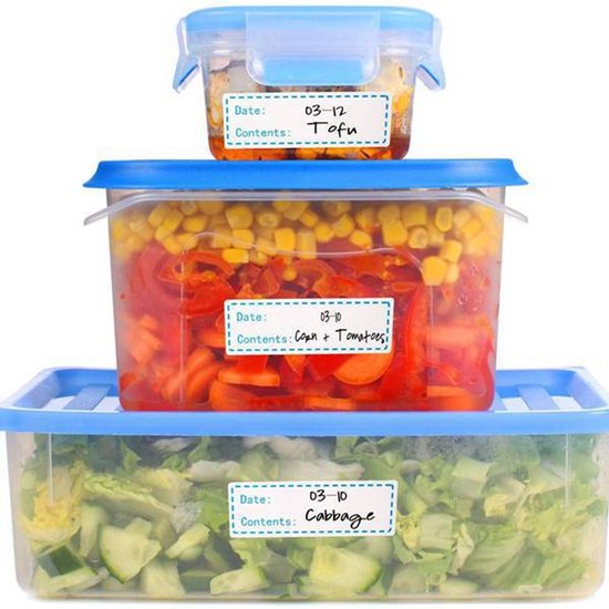 Drie voedselcontainers met blauwe deksels. Elke container is gevuld met voedsel en heeft een blanco sticker met datum en inhoud.