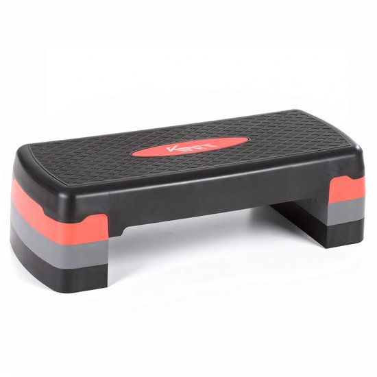 Zwart fitness stepje met rode en grijze accenten op een witte achtergrond.