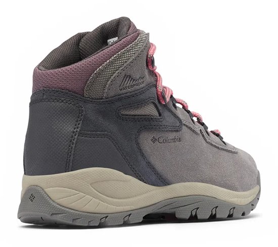 Grijze wandelschoen met roze veters, donkergrijze en beige accenten. Waterdicht.