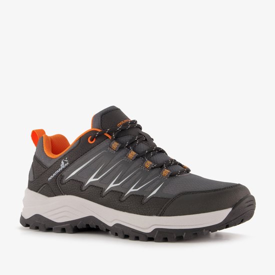 Chaussure de randonnée grise avec accents orange, logo de marque et rayures blanches.