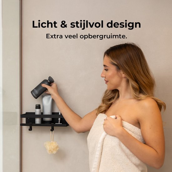 Vrouw met handdoek plaatst flesjes op zwart doucherek met 2 haakjes.