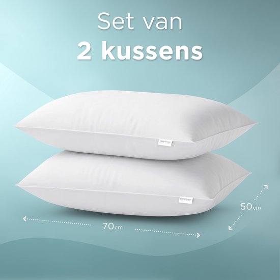 Set van 2 witte CozySense kussens 70x50cm gestapeld. Achtergrond lichtblauw.