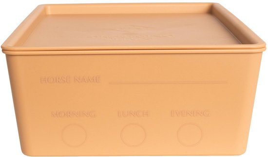 Beige paardenvoerbox met deksel. Tekst op voorkant: HORSE NAME, MORNING, LUNCH, EVENING.