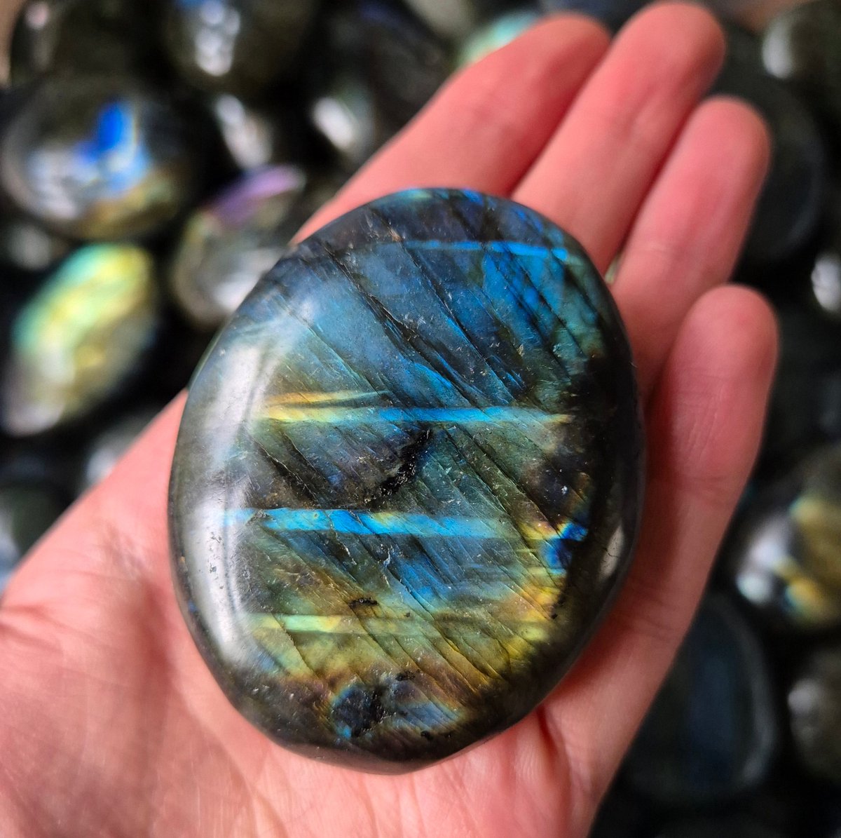 Moonlight Gemstones Edelsteen Super Flashy Labradoriet Palmsteen Handsteen worrystone zorgensteen
