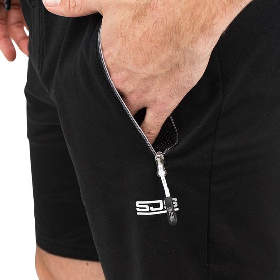 Gedetailleerde close-up van een zwarte korte sportbroek met ritsvak en logo.