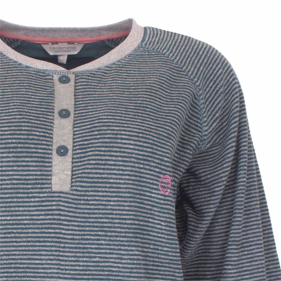 Gedetailleerde close-up van een gestreepte pyjamatop met knopen en een roze logo.