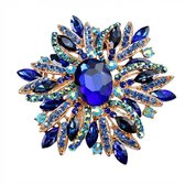 Blauwkleurige bloem broche dames – metalen broche met grote bloemvorm en facet geslepen blauwe steentjes – decoratieve speld in vintage stijl voor sjaal, jas of kledingaccessoire