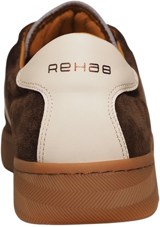 Bruine suède sneaker met witte hiel en bruine zool.