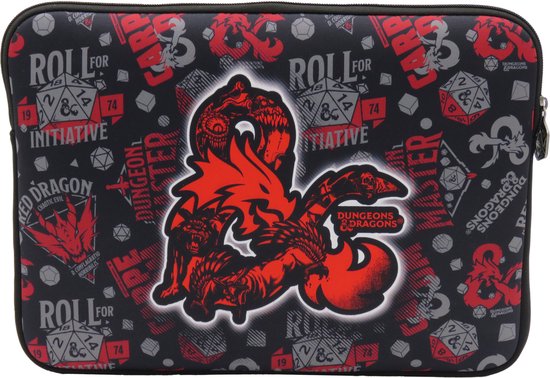 Zwarte laptophoes met een grote rode draak en Dungeons & Dragons-logo, omringd door patronen van dobbelstenen en tekst.