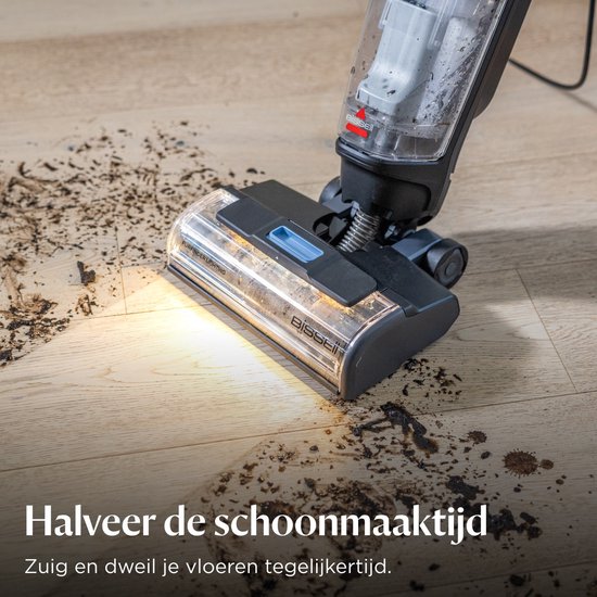 Een stofzuiger met ledverlichting bij de borstelkop die nat en droog vuil op de houten vloer opzuigt en dweilt.