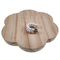 Enkele rij witte glasparels op houten display.