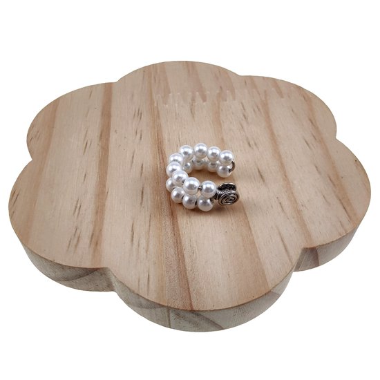 Enkele rij witte glasparels op houten display.
