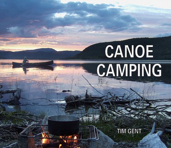 Een kampvuur kookt in de voorgrond, met een kano op een meer in de achtergrond tijdens de schemering. Tekst 'CANOE CAMPING' staat op de voorgrond.